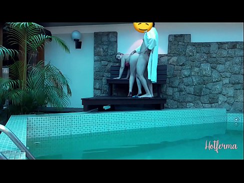 ❤️ Boss xizmatchini hovuzga taklif qiladi, lekin issiqqa qarshi tura olmadi Anal videoda bizda ❤
