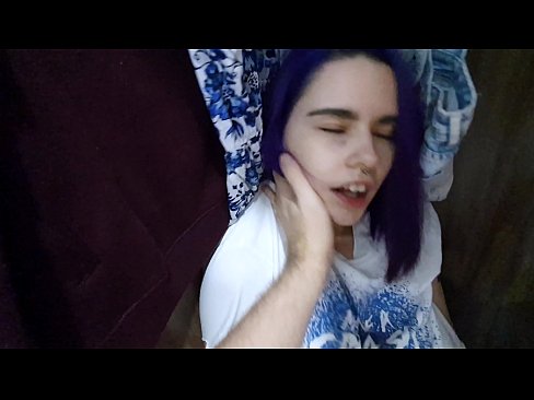 ❤️ Shkafda mening singlimni topib, unga yordam berdi Anal videoda bizda ❤